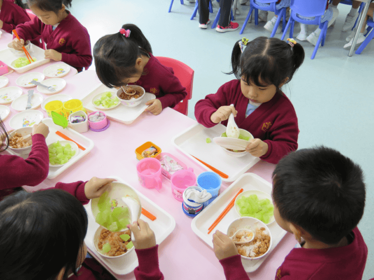 自己吃飯